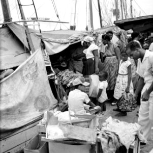 De markt aan de De Ruyterkade in Willemstad, Bestanddeelnr 252-2913