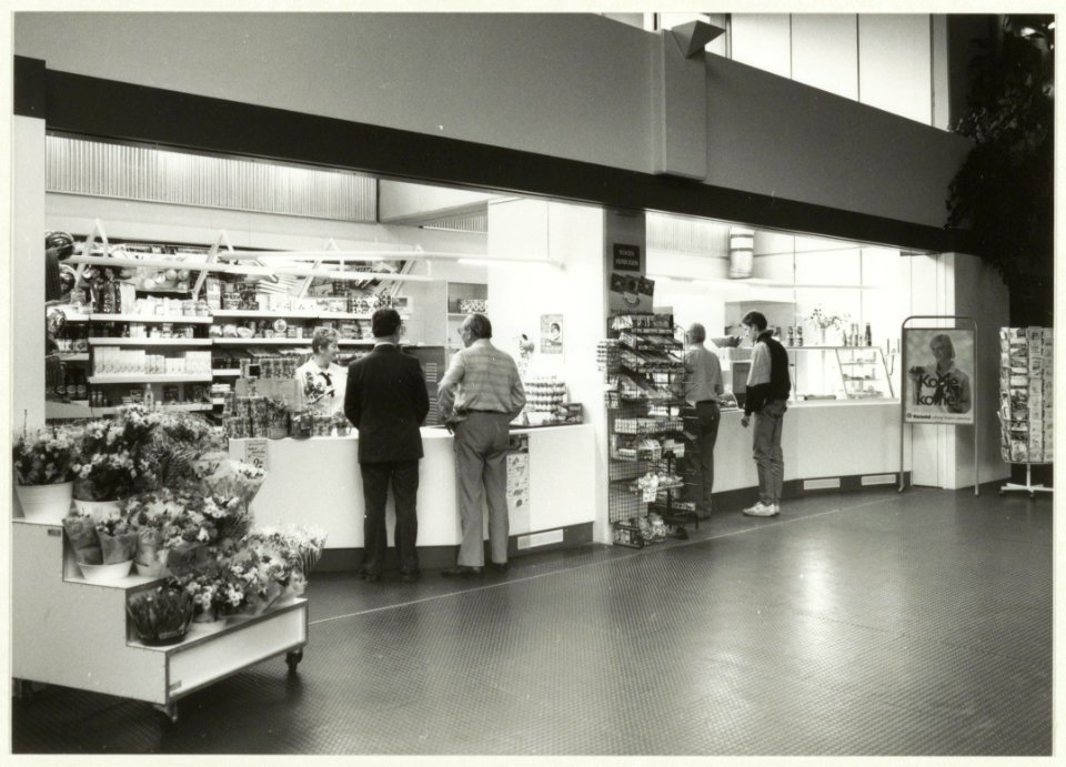 De nieuwe Rietveld-winkel in de hal van het St. Elisabeths Gasthuis in Schalkwijk. NL-HlmNHA 54031345