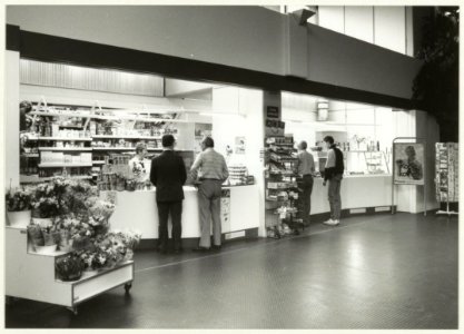 De nieuwe Rietveld-winkel in de hal van het St. Elisabeths Gasthuis in Schalkwijk. NL-HlmNHA 54031345