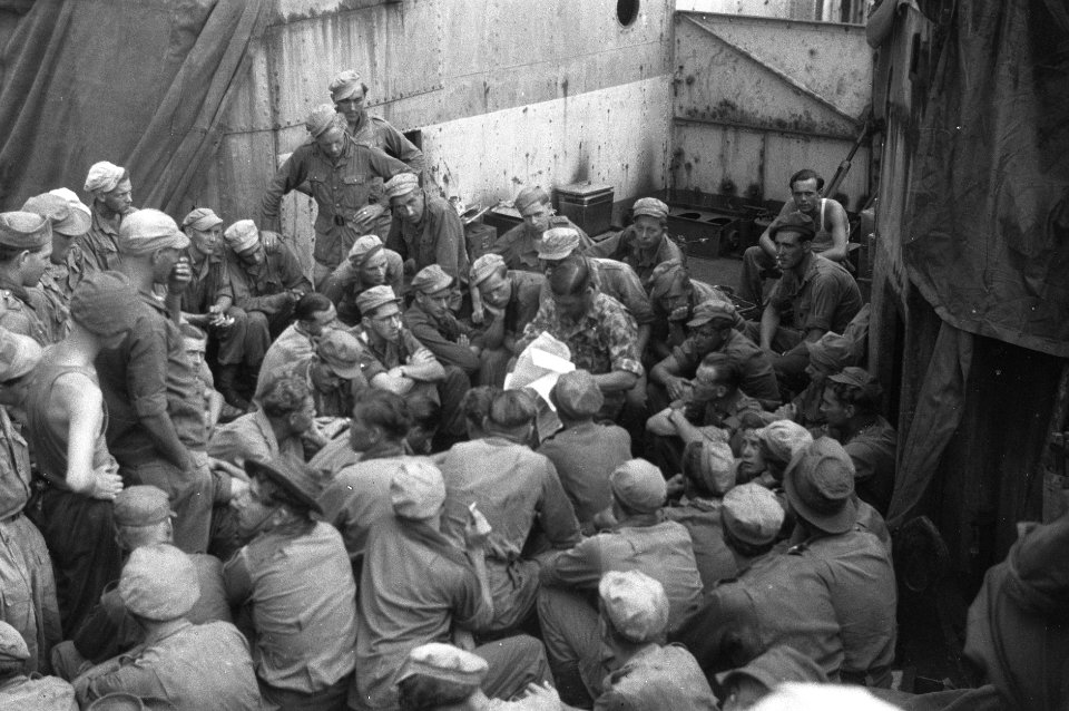 De landing bij Laboehan Bilik op Noord-Sumatra, is begonnen. Kapitein E.J. Schuu, Bestanddeelnr 2392