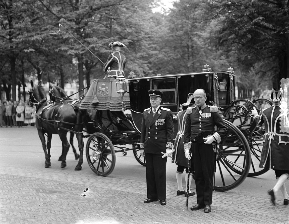 De nieuwe Sovjet ambassadeur naast de ceremoniemeester, Bestanddeelnr 905-9302