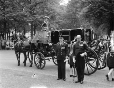 De nieuwe Sovjet ambassadeur naast de ceremoniemeester, Bestanddeelnr 905-9302