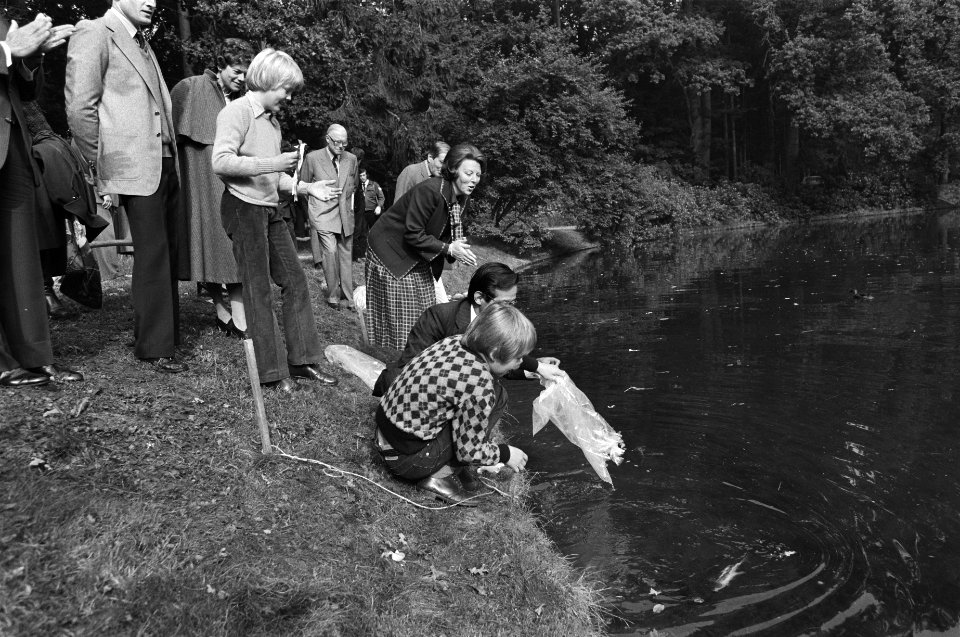 De karpers worden in het water gelaten, Bestanddeelnr 931-0427