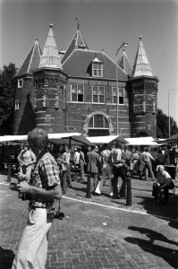 De markt op het Waterlooplein met op de achtergrond het Waaggebouw, Bestanddeelnr 928-0800
