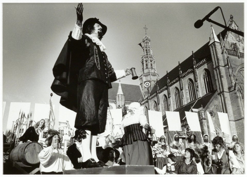 De opvoering van de musical De Zwarte Tulp t.g.v. Haarlem 750. NL-HlmNHA 54036050