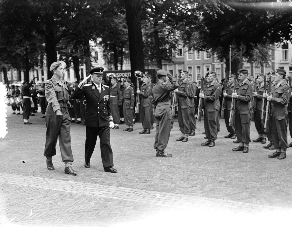 De nieuwe Sovjet ambassadeur en Jhr. D.G. de Graeff, Bestanddeelnr 905-9306