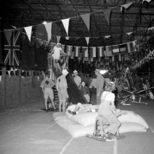 De kinderspeelplaats in het kledingcentrum te Ataka, Bestanddeelnr 255-6883