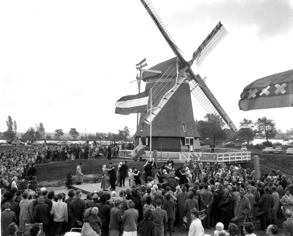 De oplevering (ingebruikname) van de verplaatste watermolen, genaamd De Riekermo, Bestanddeelnr 913-0324