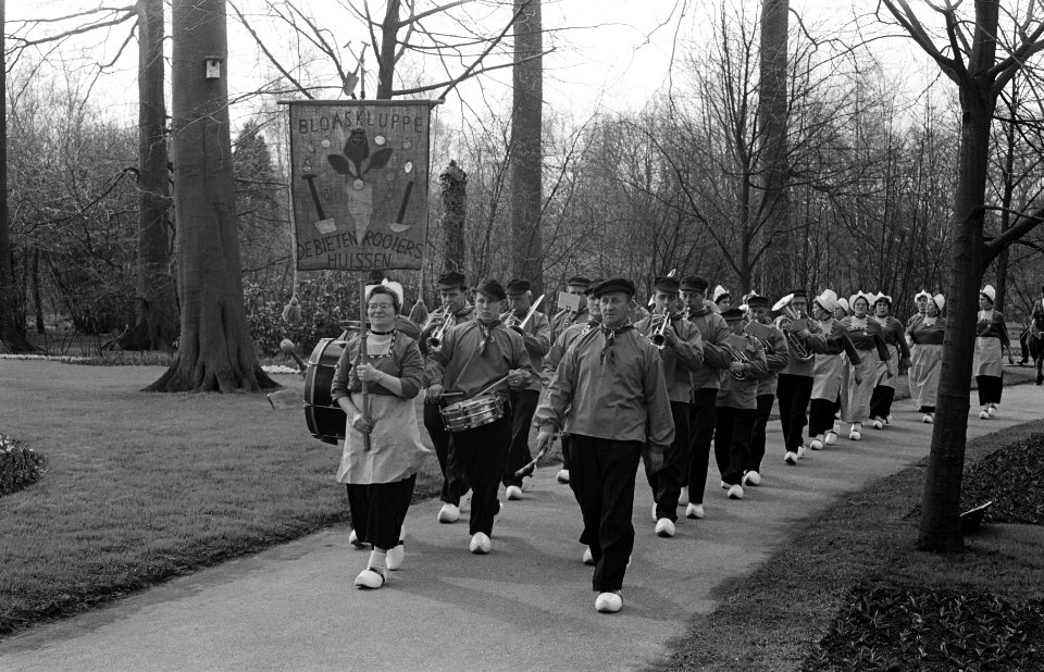 De Keukenhof de Gelderse dag (Vendelzwaaiers), Bestanddeelnr 913-7605