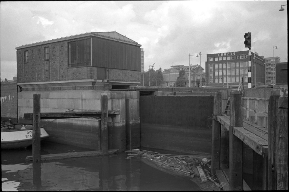 De nieuwe Leuvesluis met sluiswachtershuis, modehuis Gerzon en Schielandshuis 1967