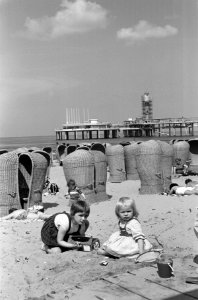 De nieuwe pier in Scheveningen Strandbeeld met achtergrond de nieuwe pier, Bestanddeelnr 912-4063