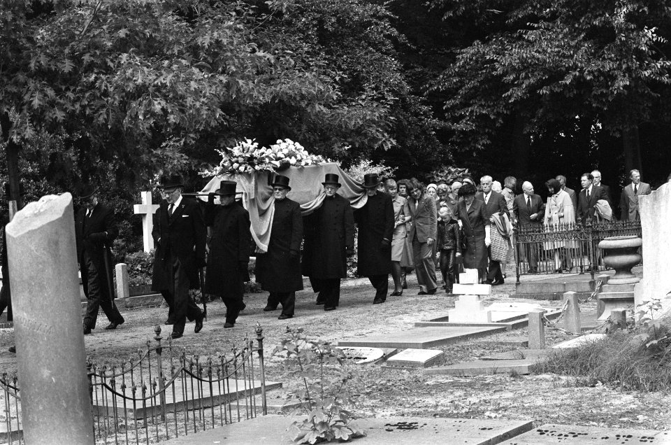 De kist en familie met de doodskist langs de graven op weg naar het graf van, Bestanddeelnr 928-0671