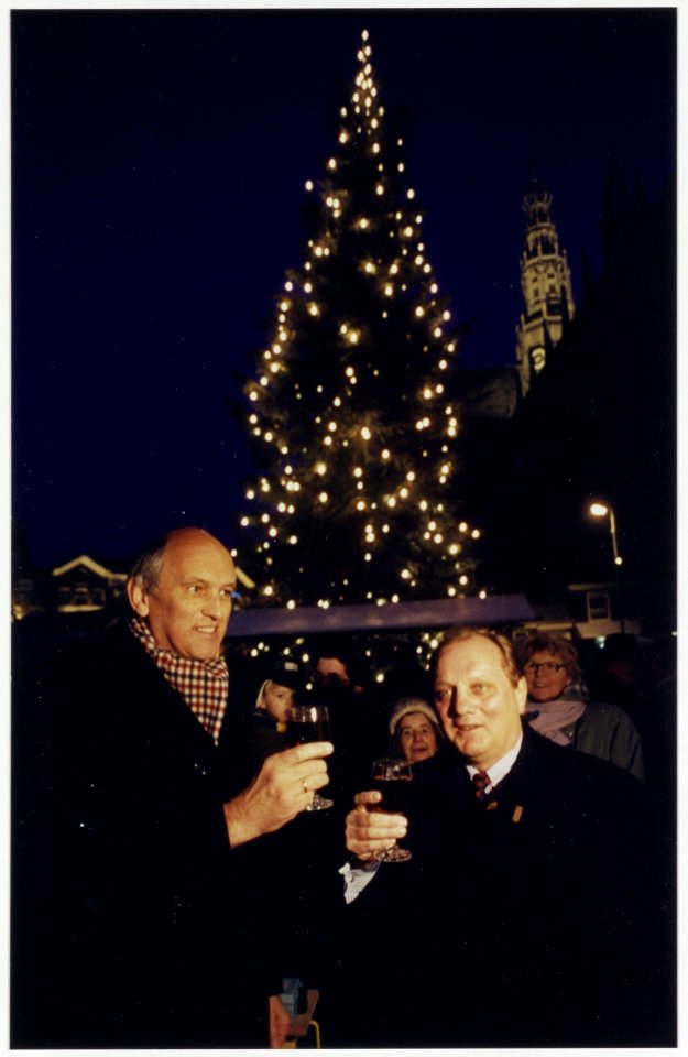 De kerstboom, geschonken door zusterstad Osnabrück t.g.v. 750 jaar Haarlem. Op de foto links burgemeester J. Pop en rechts burgemeester H. Fip van Osnabrück. NL-HlmNHA 54036083