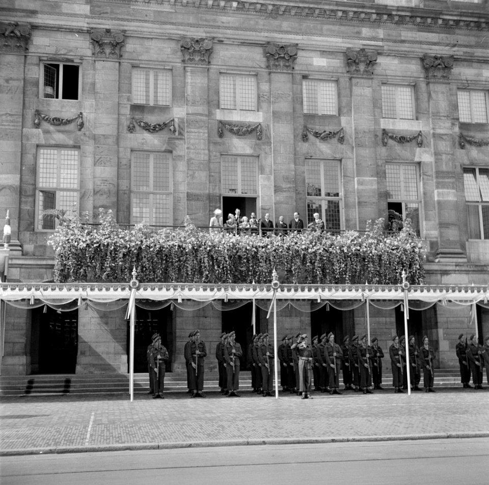 De nieuwe koningin met haar gezin op het paleisbalkon, nadat prinses Wilhelmina , Bestanddeelnr 255-7287