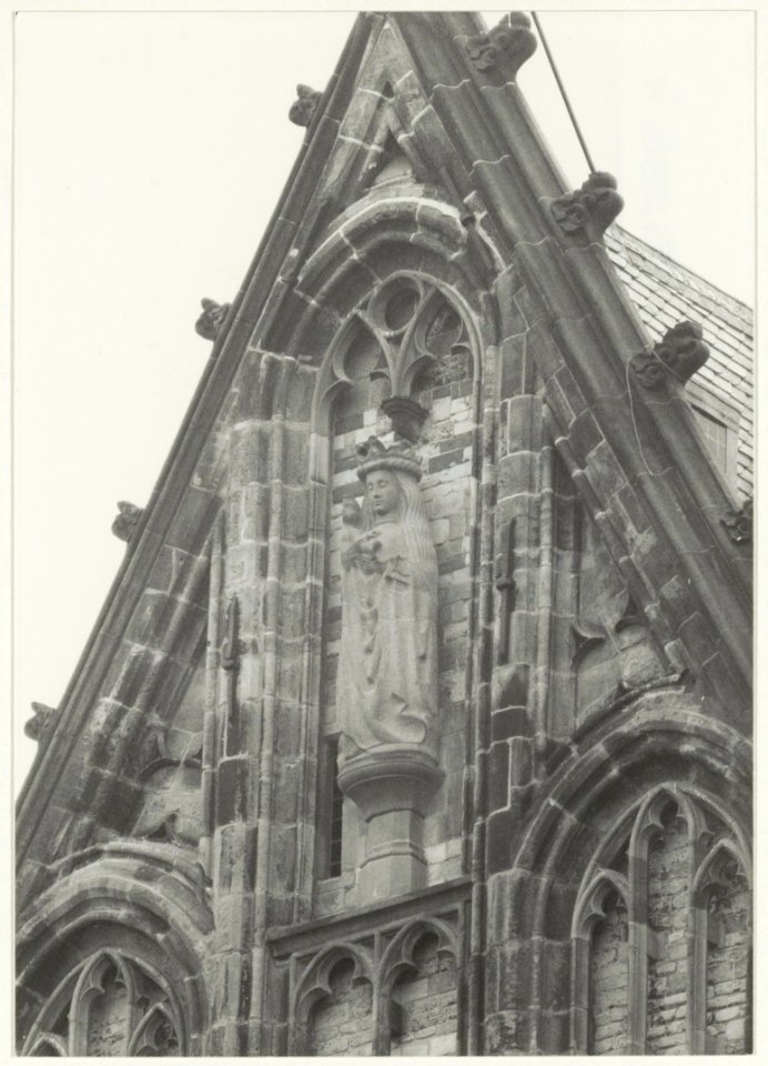 De nieuwe replica van het Mariabeeld aan de noordelijke transept van de Grote of St. Bavokerk. NL-HlmNHA 54015573