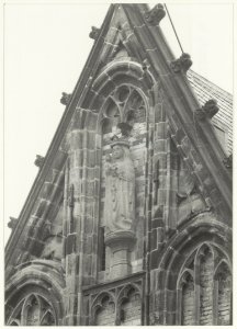 De nieuwe replica van het Mariabeeld aan de noordelijke transept van de Grote of St. Bavokerk. NL-HlmNHA 54015573