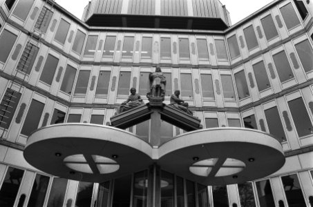De oude beschermheilige boven de ingang, Bestanddeelnr 933-5337