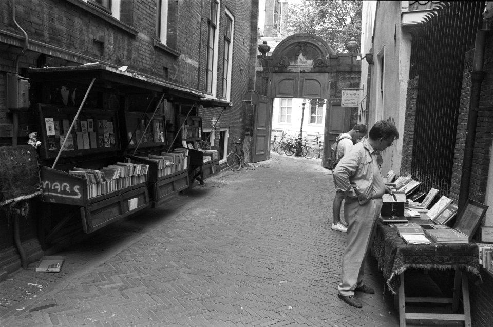 De Oudemanhuispoort met boekenstalletjes, Bestanddeelnr 934-4806