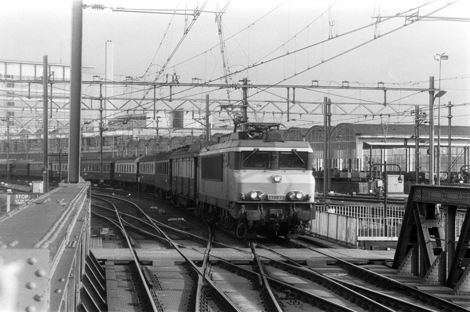 De Oriënt Expres komt aan op het Centraal Station te Amsterdam, Bestanddeelnr 933-6062