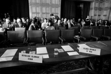 De lege stoelen van de Iranese delegatie die niet verscheen, Bestanddeelnr 930-5779