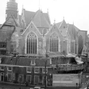 De Oude Kerk op het Oude Kerksplein , de gevels geheel vernieuwd, gezicht vanaf , Bestanddeelnr 916-2605