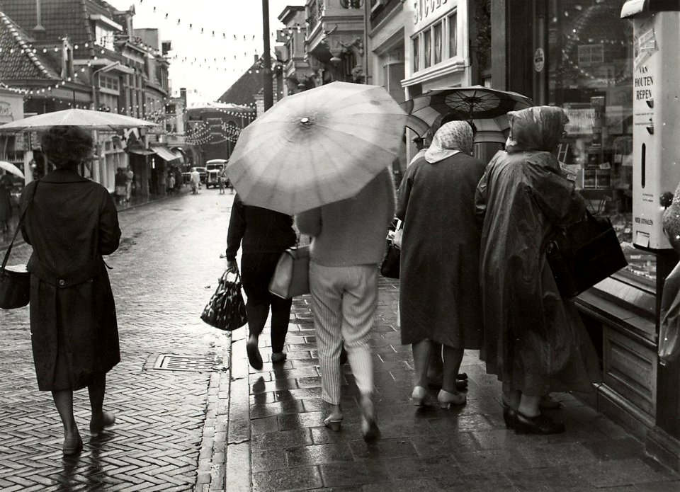 De Kerkstraat, ziende naar het oosten. Aangekocht in 1977 van fotograaf C. de Boer. Identificatienummer 54-005330, NL-HlmNHA 54010752