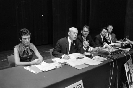 De leden van het forum achter de tafel vlnr. mevrouw J. Soetenhorst- de Savorin, Bestanddeelnr 921-6743