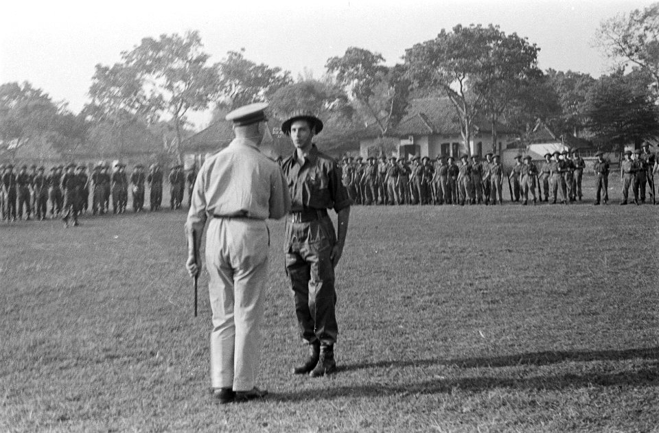 De legercommandant, generaal S.H. Spoor feliciteert sergeant W.W. Rijnders met z, Bestanddeelnr 6812