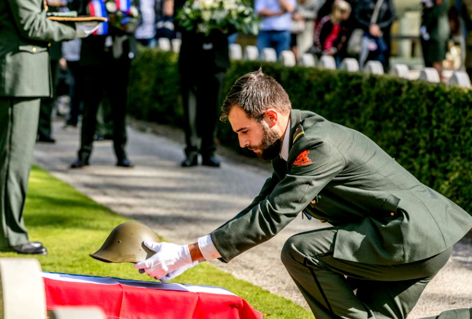 De laatste eer voor soldaat Hendrik Verbruggen uit Dreumel-2