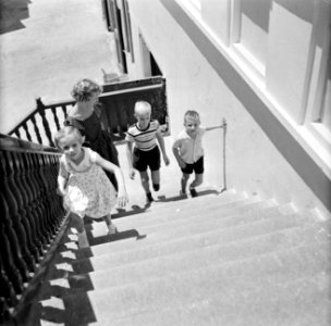 De kinderen van gouverneur Struycken, v.l.n.r. Pia, Thomas en Huib op weg naar d, Bestanddeelnr 252-2823