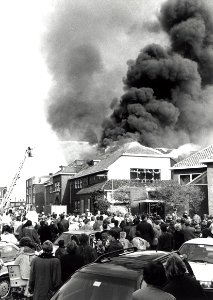 De leegstaande Philomenaschool wordt door brand verwoest. Aangekocht van United Photos de Boer bv. - Negatiefnummer 37980 k 28. - Gepubliceerd in het Haarlems Dagblad van 13.04.1993