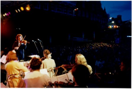 De orkestleider en Stehgeiger André Rieu tijdens een uitvoering met ziojn orkest op de Grote Markt t.g.v. 750 jaar Haarlem