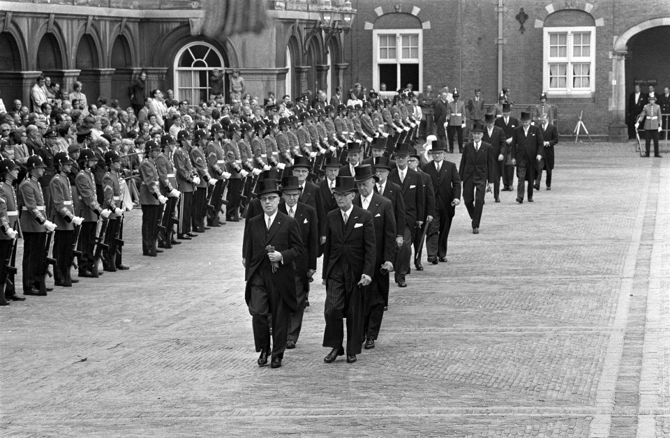 De leden van de Raad van State lopen naar de Ridderzaal voorop vice-president B, Bestanddeelnr 923-8432