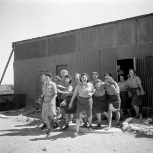 De leden van het Vrouwelijk Hulp Korps in Ataka, Bestanddeelnr 255-6904