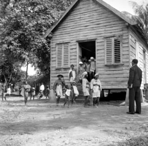De kerk van de Evangelische Broedergemeente in Langetabbetje in Suriname gaat ui, Bestanddeelnr 252-6723