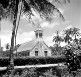 De kerk annex school van de Hernhutters in Salem in het district Coronie, Bestanddeelnr 252-5707