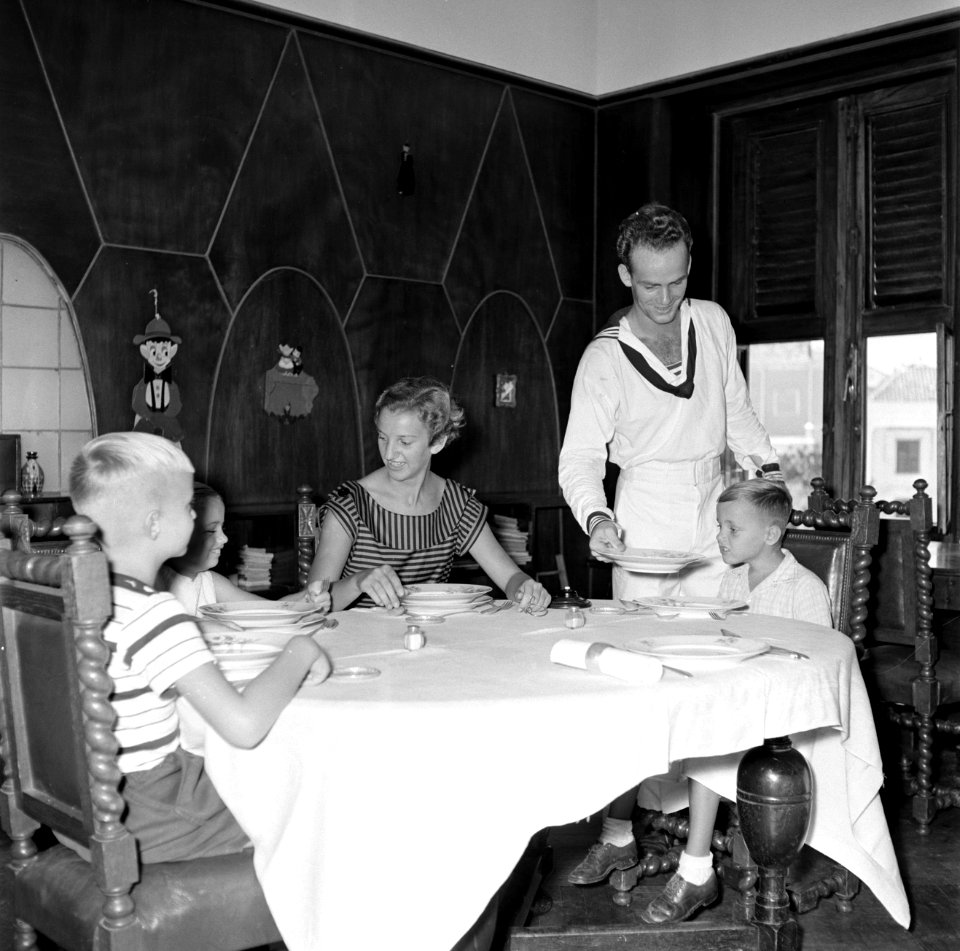 De kinderen van gouverneur Struycken aan het diner. V.l.nr. Thomas, Pia en Huib, Bestanddeelnr 252-2841
