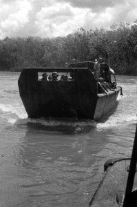De LCVP met Nederlandse militairen, deel uitmakend van de operatie Zeeslang, o, Bestanddeelnr 2385