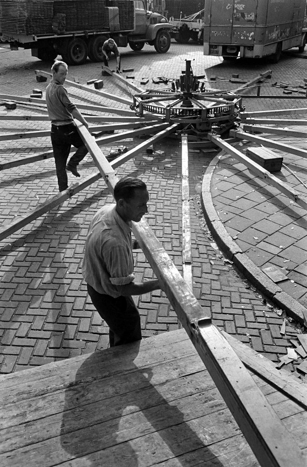 De kermis op de Palmgracht wordt opgebouwd, Bestanddeelnr 921-6719