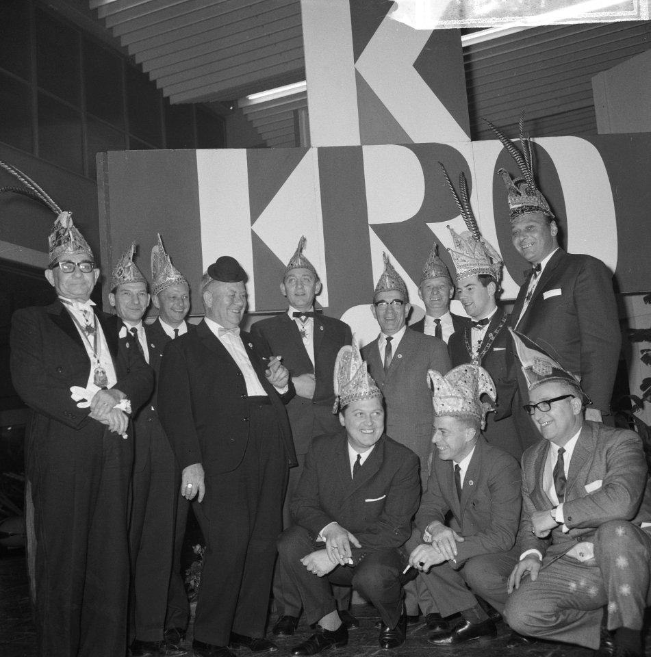 De Kerkrader-carnavalsclub met hun prins, Bestanddeelnr 918-4780