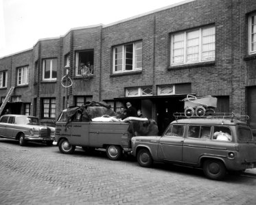 De laatste mensen vertrekken uit Gen. Vetterstraat , het verhuizen, Bestanddeelnr 917-3262