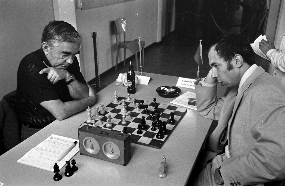 De latere winnaar Karalekas (rechts) speelt tegen Kotov, Bestanddeelnr 921-5679