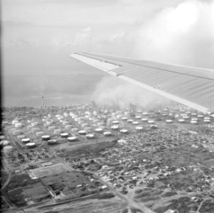 De Lago-raffinaderij in Sint Nicolaas op Aruba vanuit de lucht, Bestanddeelnr 252-3417