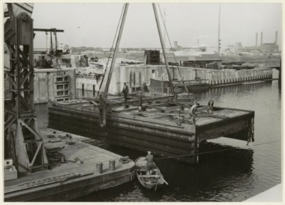 De laatste herstelwerkzaamheden van oorlogsschade aan de Noordersluis. Oriëntatie ziende naar het noordoosten vanaf de Middensluisweg. NL-HlmNHA 54004751