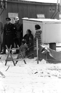 De laatste vijf gezinnen van het Ambonezenkamp Schattenberg, die weigerden om hu, Bestanddeelnr 918-6941