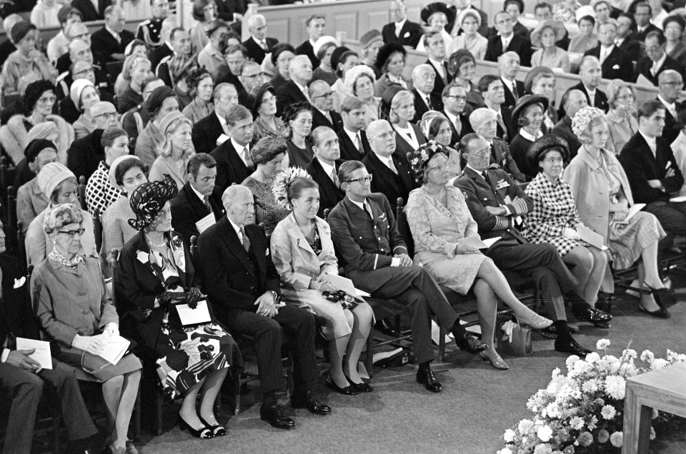 De kerkgangers, waaronder de Koninklijke gasten en de heer en mw Van Vollenhoven, Bestanddeelnr 921-6666