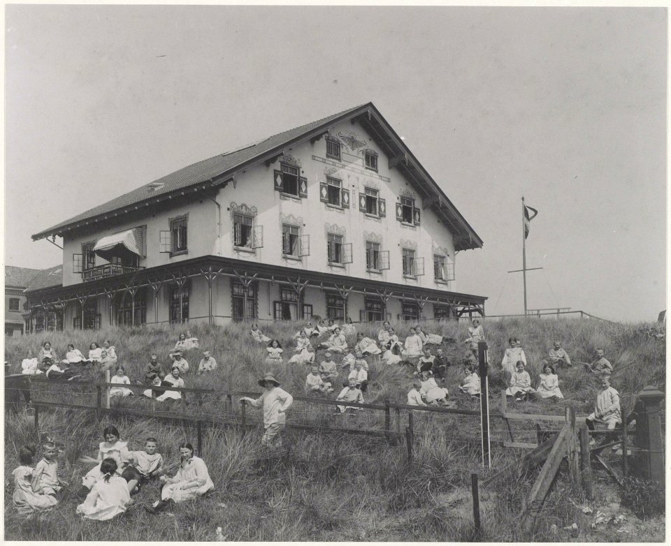 De kinderen van het Haarlems Kindertehuis in de Thorbeckestraat voor het tehuis, Inventarisnummer NL-HlmNHA 24123