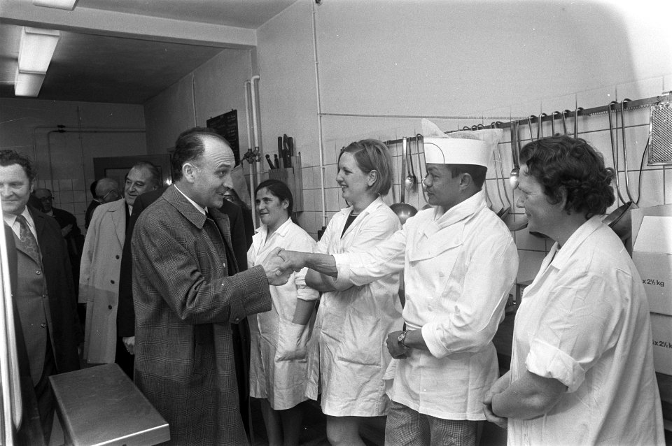 De la Fuente met Spaans keukenpersoneel in het woonkamp El Prado van Philips i, Bestanddeelnr 923-4569