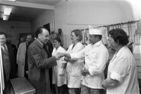 De la Fuente met Spaans keukenpersoneel in het woonkamp El Prado van Philips i, Bestanddeelnr 923-4569
