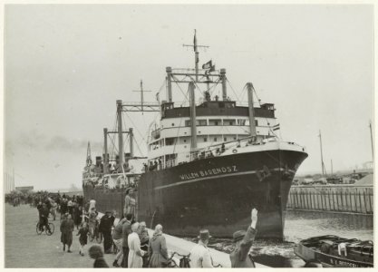 De laatste Nederlandse walvisvaarder Willem Barendsz in de Noordersluis te IJmuiden op weg naar Amsterdam. NL-HlmNHA 5405535